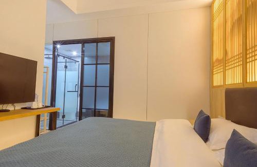 Emeishan House | Heinemann Hotel courtyard or terrace king room A206 with a jacuzzi and a local