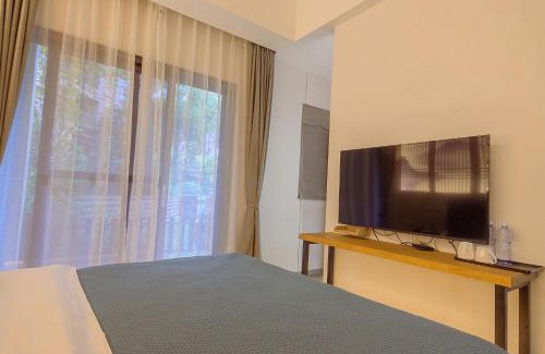 Emeishan House | Heinemann Hotel courtyard or terrace king room A206 with a jacuzzi and a local