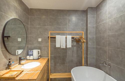 Emeishan House | Heinemann Hotel courtyard or terrace king room A206 with a jacuzzi and a local