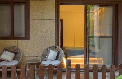 Emeishan House | Heinemann Hotel courtyard or terrace king room A206 with a jacuzzi and a local
