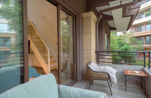 Emeishan House | Heinemann Hotel loft suite with two king beds B306 with a jacuzzi and a local