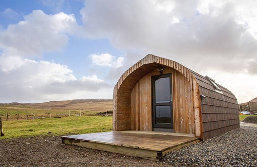 Sollas Cottage | Pet-Friendly HEISGEIR with Garden in North Uist, Rated 10/10