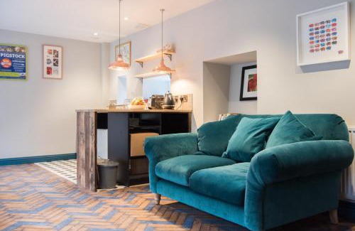Swindon Hotel | Pet-Friendly Stay at Helen Browning's Royal Oak - 4 Stars