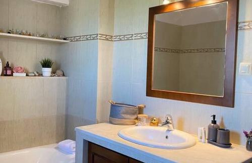 Paleros Apartment | Helen's House: Pet-Friendly Retreat with 9.6 Guest Rating