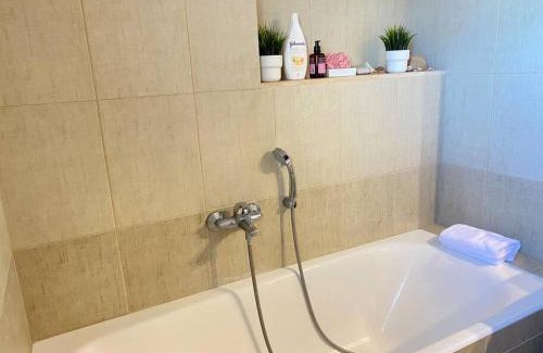 Paleros Apartment | Helen's House: Pet-Friendly Retreat with 9.6 Guest Rating
