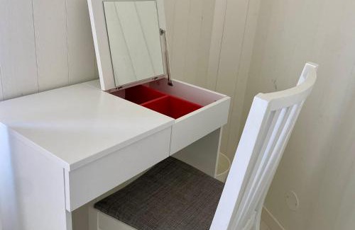 Hunnebostrand Apartment | Helgas Hus: Family-Friendly Retreat with Three Rooms