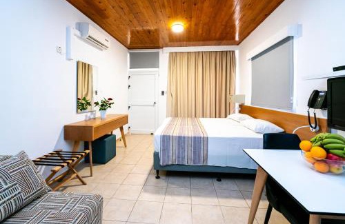 Chlorakas Hotel | Oceanfront Helios Bay Hotel and Suites with Pool & Breakfast
