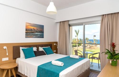 Chlorakas Hotel | Oceanfront Helios Bay Hotel and Suites with Pool & Breakfast
