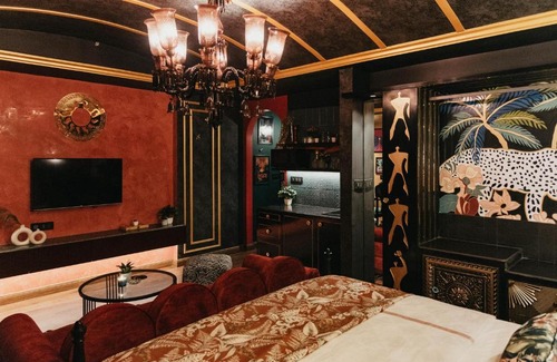Gomti Nagar Bed & Breakfast | Discover Helios Maximus: 4-Star Gem with Pool & Breakfast