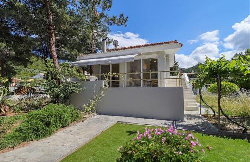 Skala Rachoniou Villa | Family-Friendly Helios Villa with Oceanfront Views