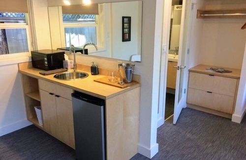 Columbia Hotel | Discover Heliotrope Hotel: Family-Friendly with Breakfast!