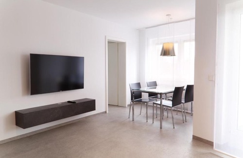 Wasseralfingen Apartment | Modern Apartment at Karlsplatz: Highly Rated & Family-Friendly