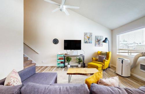 Mountain View District House | Welcoming Stay at Hello Mellow Yellow - Pet Friendly Retreat