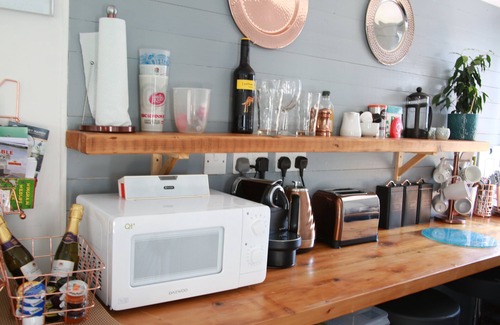 Whitstable Cabin | Cozy Beachfront Cabin - Pet Friendly Oceanview Retreat