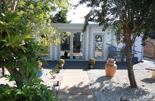 Whitstable Cabin | Cozy Beachfront Cabin - Pet Friendly Oceanview Retreat
