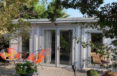 Whitstable Cabin | Cozy Beachfront Cabin - Pet Friendly Oceanview Retreat