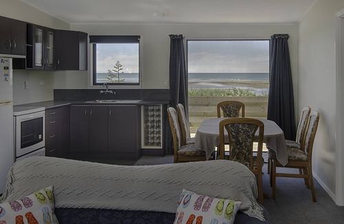Tasman Cabin | Top-Rated Helme Holiday Bottom Bach with Ocean Views