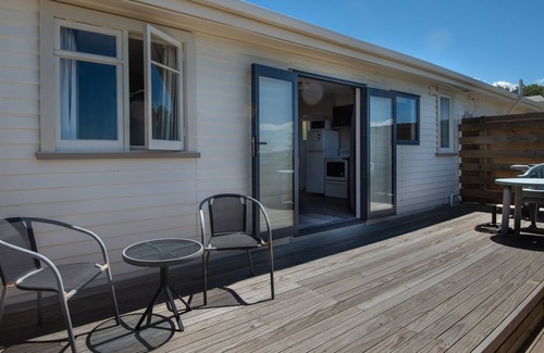 Tasman Cabin | Top-Rated Helme Holiday Bottom Bach with Ocean Views