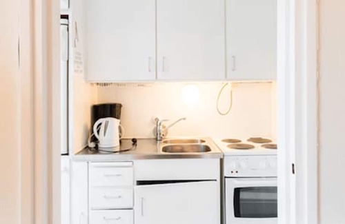 Etelainen District Apartment | Beachside Helsinki Studio with Breakfast Included