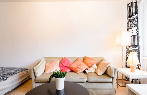 Etelainen District Apartment | Beachside Helsinki Studio with Breakfast Included