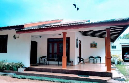 Anuradhapura House | Unforgettable Hemamala Bungalow: Pet & Child Friendly Stay