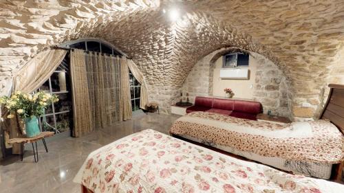 Safed Old City Cabin | Discover Hemdat Nefesh: Family-Friendly with Hot Tub Bliss