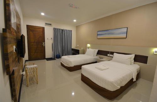 Semporna House | Cozy Hemingway Cottage with Fireplace & Kitchen Amenities