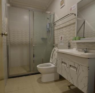 Semporna House | Cozy Hemingway Cottage with Fireplace & Kitchen Amenities