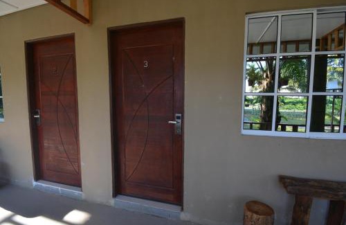 Semporna House | Cozy Hemingway Cottage with Fireplace & Kitchen Amenities