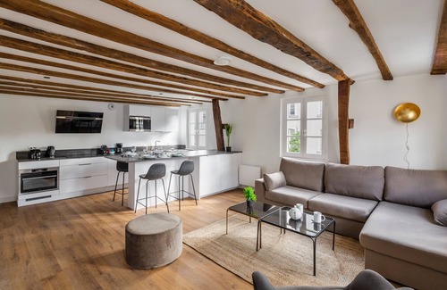 Dinan - Saint-Malo Apartment | Experience Hemingway at Le 31bis: Cozy Apartment Retreat