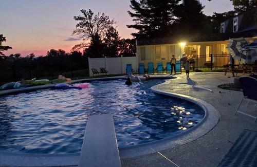 Lovettsville Villa | Hemingway Retreat: Family-Friendly Getaway with Pool