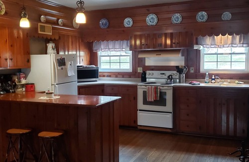 Fishertown Ski Chalet | Welcoming Hemlock Hills Farm: Pet-Friendly Retreat Awaits
