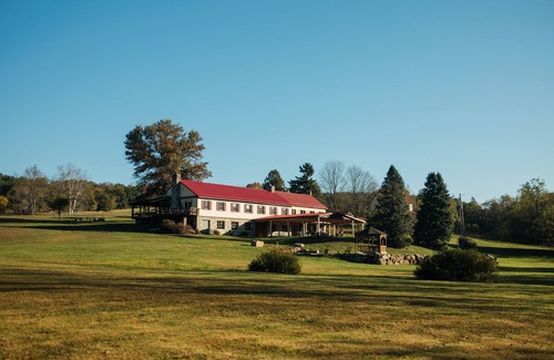 Fishertown Ski Chalet | Welcoming Hemlock Hills Farm: Pet-Friendly Retreat Awaits