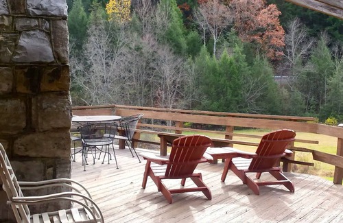 Fishertown Ski Chalet | Welcoming Hemlock Hills Farm: Pet-Friendly Retreat Awaits