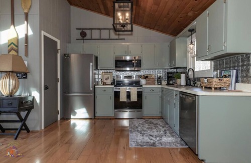 Deep Gap Cabin | Hemlock House: Pet-Friendly Retreat with Hot Tub & Views