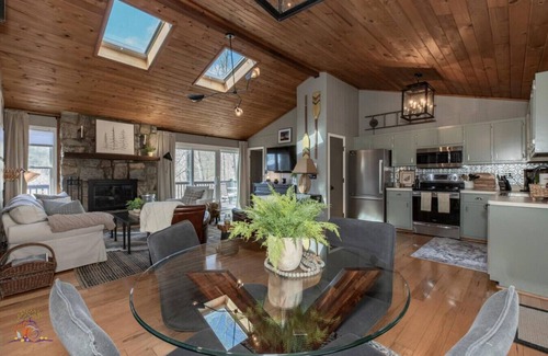 Deep Gap Cabin | Hemlock House: Pet-Friendly Retreat with Hot Tub & Views