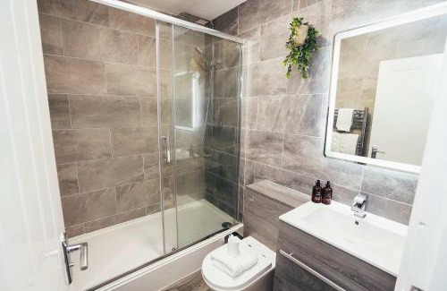 Barrow-on-Trent Apartment | Hen & Chickens Luxury Apartments, Free Parking, By DerBnB