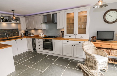Capel Celyn Cottage | Discover HEN DY CRAIG YR RONWY: Pet-Friendly Retreat with Hot Tub