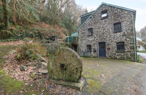 Llanrwst House | Unforgettable Stay at Hen Felin Isaf - Pet Friendly Bliss