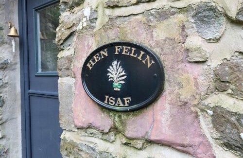 Llanrwst House | Unforgettable Stay at Hen Felin Isaf - Pet Friendly Bliss
