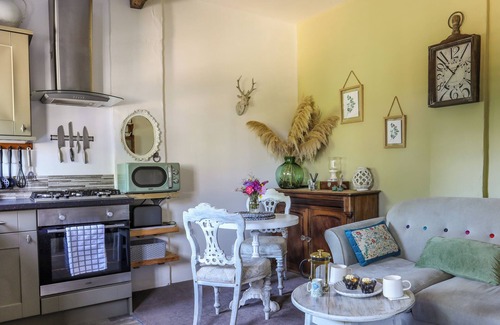 Cylch-Y-Garn Cottage | Discover Comfort at Hen Gilfach Stable – Top Rated Retreat