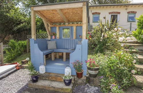 Cylch-Y-Garn Cottage | Discover Comfort at Hen Gilfach Stable – Top Rated Retreat