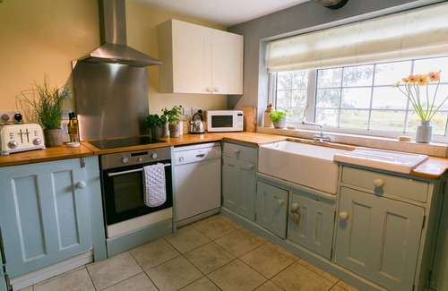 Llanerchymedd Cottage | Pet Friendly Retreat for 6 Guests with Cozy Bedrooms