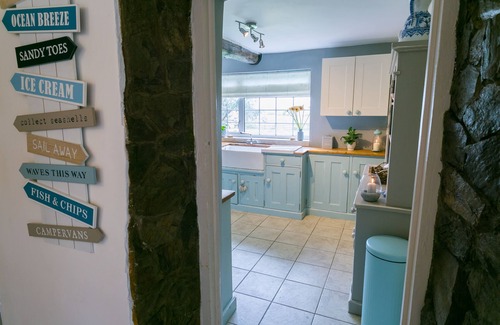 Llanerchymedd Cottage | Pet Friendly Retreat for 6 Guests with Cozy Bedrooms