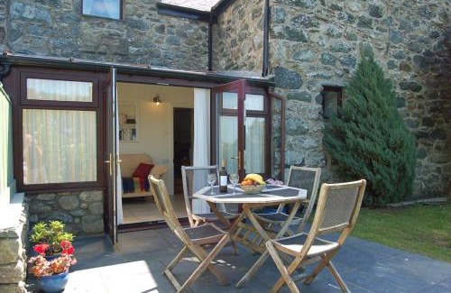 Talybont House | Top-Rated Henborth Mawr Cottage: Pet & Child Friendly Retreat