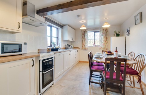 Aberhosan House | Hendre: Ideal Family Retreat with Kitchen and Breakfast