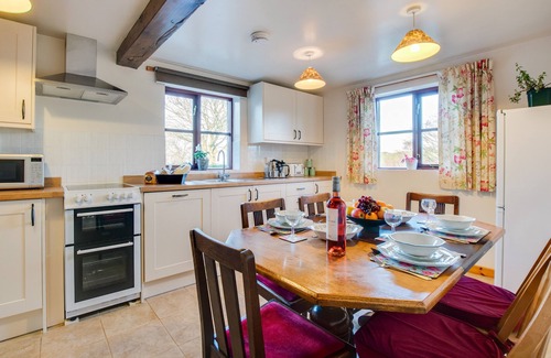 Aberhosan House | Hendre: Ideal Family Retreat with Kitchen and Breakfast