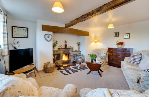 Aberhosan House | Hendre: Ideal Family Retreat with Kitchen and Breakfast