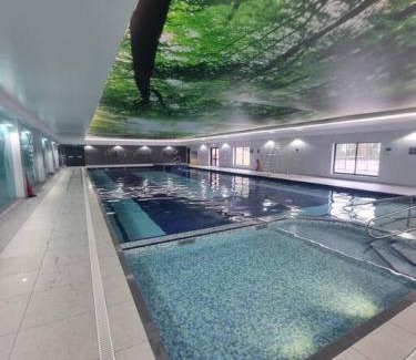 Saint Breward House | Spacious Hengar Manor: Ideal for Families with Hot Tub