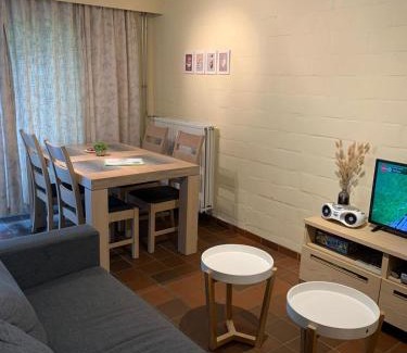 Houthalen House | Discover Hengelhoef Acacia 3: Poolside Beach Retreat